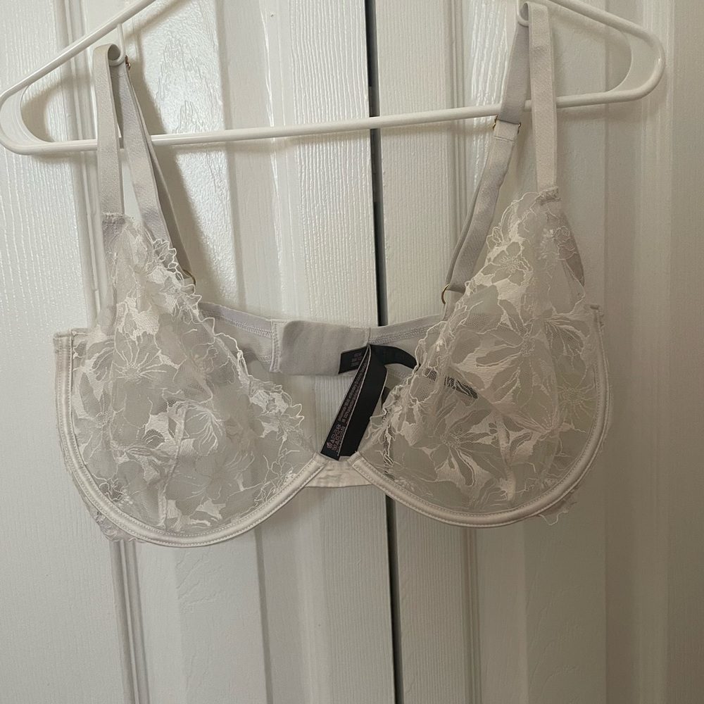 VICTORIA’S SECRET unlined flora Demi bra